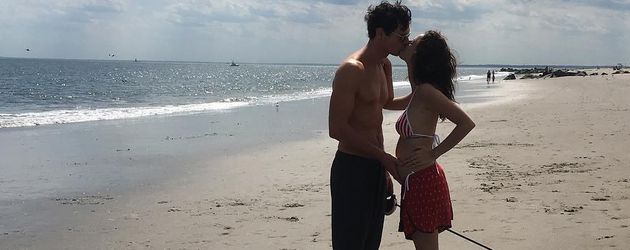 Kaya Scodelario und Benjamin Walker am Strand Kaya Scodelario und Benjamin Walker am Strand