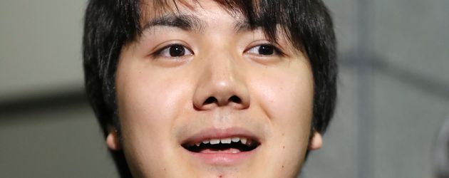 Kei Komuro spricht zu den Medien in Tokyo Kei Komuro spricht zu den Medien in Tokyo