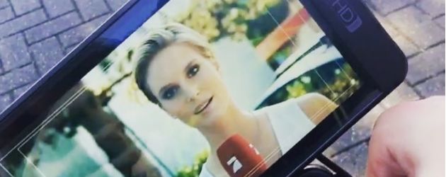 Kim Hnizdo mit Prosieben Mikrofon Kim Hnizdo mit Prosieben Mikrofon