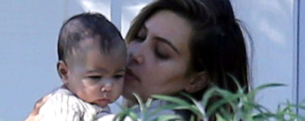 Kim Kardashian und North West als Baby im Jahr 2013 Kim Kardashian und North West als Baby im Jahr 2013