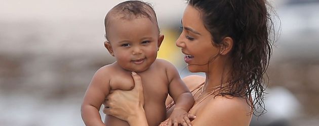 Kim Kardashian mit ihrem Sohn Saint in Mexiko Kim Kardashian mit ihrem Sohn Saint in Mexiko