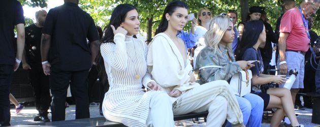 Kim Kardashian und Kylie Jenner bei Kanye Wests Modenschau Kim Kardashian und Kylie Jenner bei Kanye Wests Modenschau