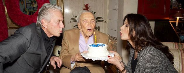Kirk Douglas mit Sohn Michael Douglas und Catherine Zeta-Jones an seinem 99. Geburtstag Kirk Douglas mit Sohn Michael Douglas und Catherine Zeta-Jones an seinem 99. Geburtstag