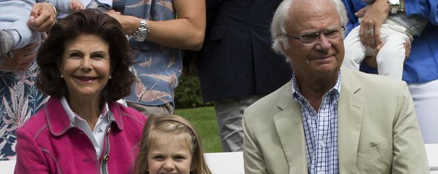 Königin Silvia, Prinzessin Estelle und König Carl Gustaf beim Fototermin Königin Silvia, Prinzessin Estelle und König Carl Gustaf beim Fototermin