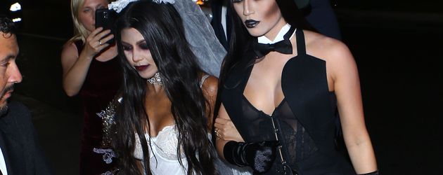 Kourtney Kardashian mit einer Freundin an Halloween Kourtney Kardashian mit einer Freundin an Halloween