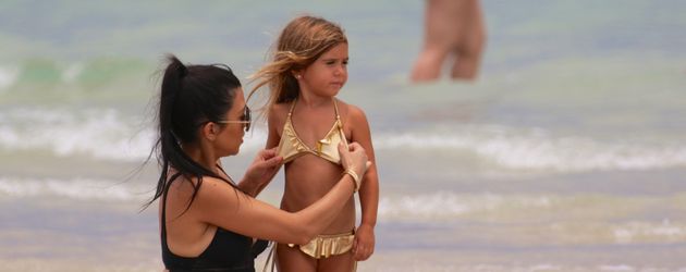 Kourtney Kardashian mit Tochter Penelope am Strand von Miami Kourtney Kardashian mit Tochter Penelope am Strand von Miami