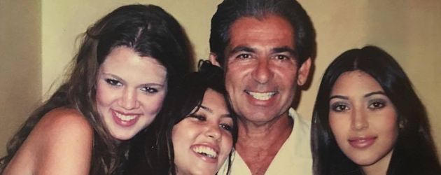 Robert Kardashian mit seinen Töchtern Khloe, Kourtney und Kim Robert Kardashian mit seinen Töchtern Khloe, Kourtney und Kim