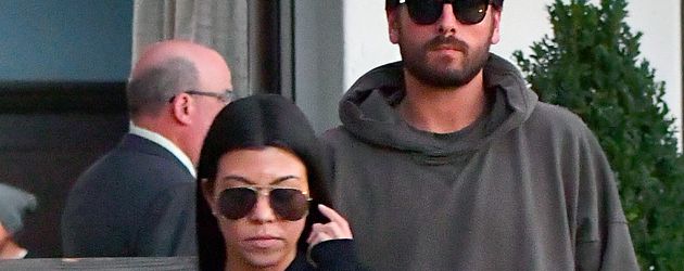 Kourtney Kardashian und Scott Disick in den Woodland Hills Kourtney Kardashian und Scott Disick in den Woodland Hills