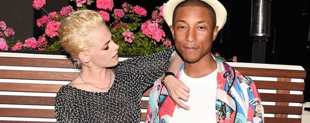 Kristen Stewart und Pharrell Williams bei einem Chanel-Event Kristen Stewart und Pharrell Williams bei einem Chanel-Event