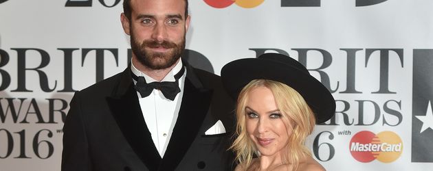 Kylie Minogue und Joshua Sasse bei den BRIT Awards 2016 Kylie Minogue und Joshua Sasse bei den BRIT Awards 2016
