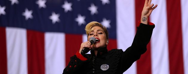 Lady Gaga während einer Kampagnenveranstaltung für Hillary Clinton 2016 in North Carolina Lady Gaga während einer Kampagnenveranstaltung für Hillary Clinton 2016 in North Carolina