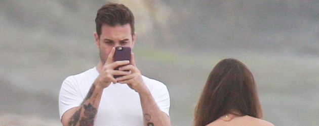 Lea Michele posiert oben ohne am Strand Lea Michele posiert oben ohne am Strand