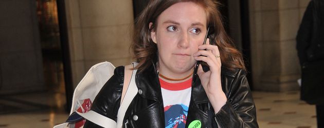 Lena Dunham bei der Ankunft in Washington D.C. mit Hillary-Clinton-Shirt Lena Dunham bei der Ankunft in Washington D.C. mit Hillary-Clinton-Shirt