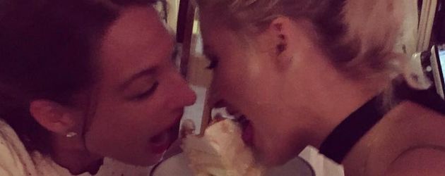Model Lena Gercke (rechts im Bild) mit einer Freundin Model Lena Gercke (rechts im Bild) mit einer Freundin