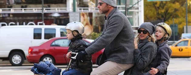 Liev Schreiber und Naomi Watts bei einer Fahrradtour mit ihren Kids in NYC Liev Schreiber und Naomi Watts bei einer Fahrradtour mit ihren Kids in NYC