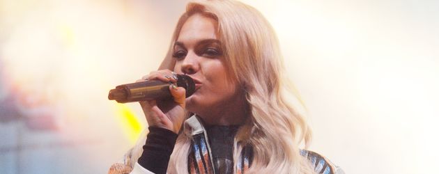Louisa Johnson auf der Bühne in Sheffield, England Louisa Johnson auf der Bühne in Sheffield, England