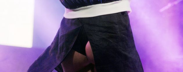 Louisa Johnson mit geplatztem Rock Louisa Johnson mit geplatztem Rock