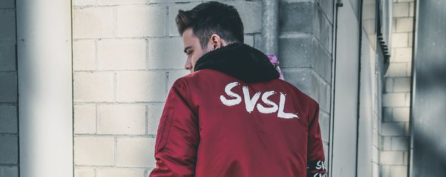 Luca Hänni in einer Jacke seiner eigenen Marke SVSL Luca Hänni in einer Jacke seiner eigenen Marke SVSL