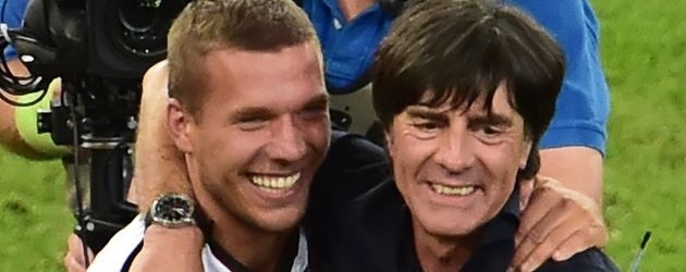 Lukas Podolski und Joachim Löw (r.) nach dem WM-Finale 2014 Lukas Podolski und Joachim Löw (r.) nach dem WM-Finale 2014