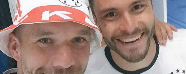 Lukas Podolski und Jonas Hector nach dem Viertelfinal-Sieg bei der EM 2016 Lukas Podolski und Jonas Hector nach dem Viertelfinal-Sieg bei der EM 2016