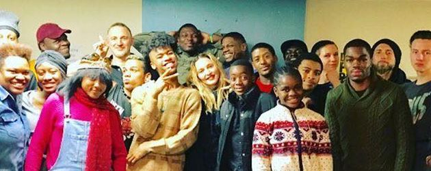 Madonna in einer Einrichtung für LGBT-Jugendliche in New York im November 2016 Madonna in einer Einrichtung für LGBT-Jugendliche in New York im November 2016