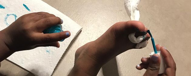 Rihannas Nichte Majesty lackiert sich die Nägel Rihannas Nichte Majesty lackiert sich die Nägel