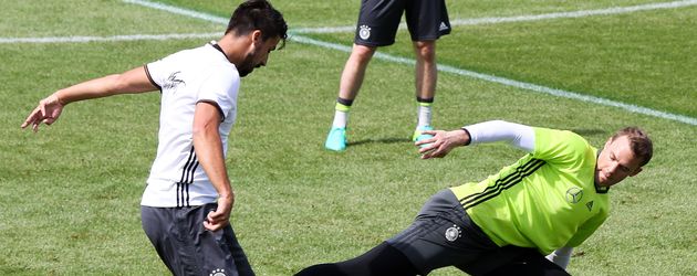 Manuel Neuer und Sami Khedira trainieren mit dem DFB-Team Manuel Neuer und Sami Khedira trainieren mit dem DFB-Team