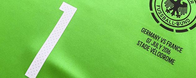 Manuel Neuer zeigt sein Trikot für das Spiel Deutschland gegen Frankreich Manuel Neuer zeigt sein Trikot für das Spiel Deutschland gegen Frankreich