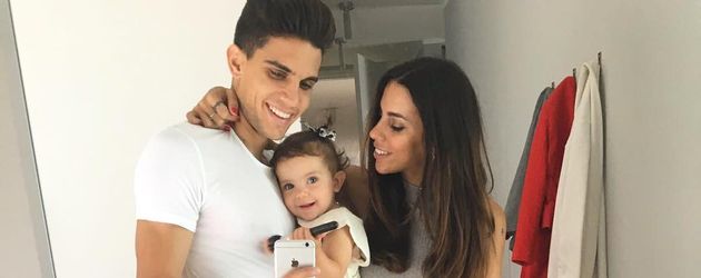 Marc Bartra und Melissa Jimenez mit ihrer Tochter Gala Marc Bartra und Melissa Jimenez mit ihrer Tochter Gala