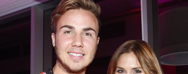 Mario Götze und Ann-Kathrin Brömmel mit dem WM-Pokal Mario Götze und Ann-Kathrin Brömmel mit dem WM-Pokal