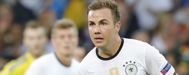 Mario Götze und Toni Kroos beim EM-Spiel der DFB-Elf gegen die Ukraine auf dem Spielfeld Mario Götze und Toni Kroos beim EM-Spiel der DFB-Elf gegen die Ukraine auf dem Spielfeld
