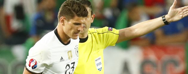 Mario Gomez muss beim Viertelfinlaspiel der EM gegen Italien verletzt vom Platz Mario Gomez muss beim Viertelfinlaspiel der EM gegen Italien verletzt vom Platz