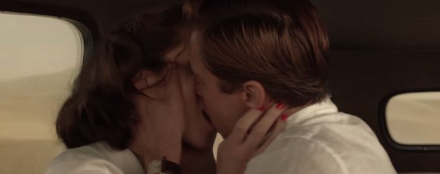 Marion Cotillard und Brad Pitt, Filmkuss in "Allied: Vertraute Fremde" Marion Cotillard und Brad Pitt, Filmkuss in "Allied: Vertraute Fremde"