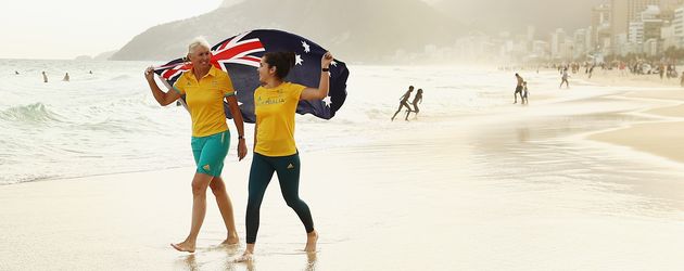 Mary Hanna und Aislin Jones am Strand von Rio Mary Hanna und Aislin Jones am Strand von Rio