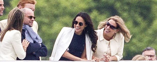 Meghan Markle schaut Prinz Harry bei der Audi Polo Challenge in Coworth zu Meghan Markle schaut Prinz Harry bei der Audi Polo Challenge in Coworth zu