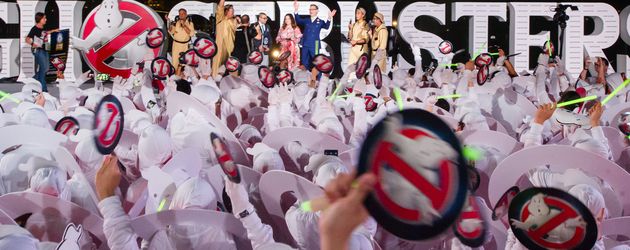 Melissa McCarthy mit Regisseur Paul Feig beim Ghostbusters-Guinness-Weltrekord-Event in Singapur Melissa McCarthy mit Regisseur Paul Feig beim Ghostbusters-Guinness-Weltrekord-Event in Singapur