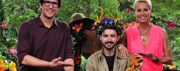 Menderes als Dschungelkönig mit Sonja Zietlow und Daniel Hartwich Menderes als Dschungelkönig mit Sonja Zietlow und Daniel Hartwich