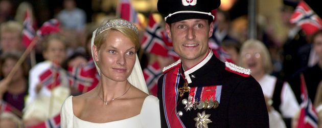 Mette-Marit und Haakon bei ihrer Hochzeit am 25. August 2001 Mette-Marit und Haakon bei ihrer Hochzeit am 25. August 2001