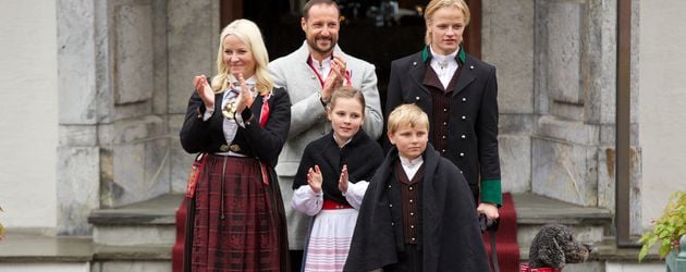 Mette-Marit und Haakon mit den Kindern Ingrid, Sverre und Marius beim Nationalfeiertag in Oslo Mette-Marit und Haakon mit den Kindern Ingrid, Sverre und Marius beim Nationalfeiertag in Oslo