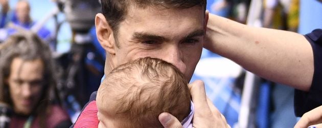 Michael Phelps mit Sohn Boomer nach dem gewonnenen 200-Meter-Schmetterling-Finale in Rio Michael Phelps mit Sohn Boomer nach dem gewonnenen 200-Meter-Schmetterling-Finale in Rio