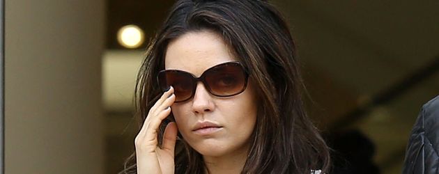 Mila Kunis mit ihrem Verlobungsring im Jahr 2014 Mila Kunis mit ihrem Verlobungsring im Jahr 2014