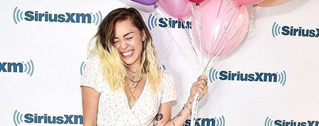 Miley Cyrus mit bunten Luftballons Miley Cyrus mit bunten Luftballons