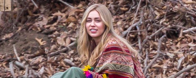 Miley Cyrus am Set von "Crisis in Six Scenes" Miley Cyrus am Set von "Crisis in Six Scenes"
