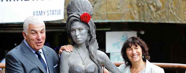 Mitch und Janis Winehouse mit einer Skulptur ihrer Tochter Amy in London Mitch und Janis Winehouse mit einer Skulptur ihrer Tochter Amy in London