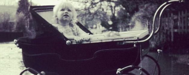 Naomi Watts als Kind an einem See Naomi Watts als Kind an einem See