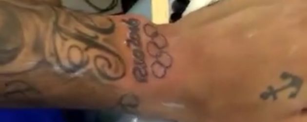 Neymars beim Tätowierer Neymars beim Tätowierer