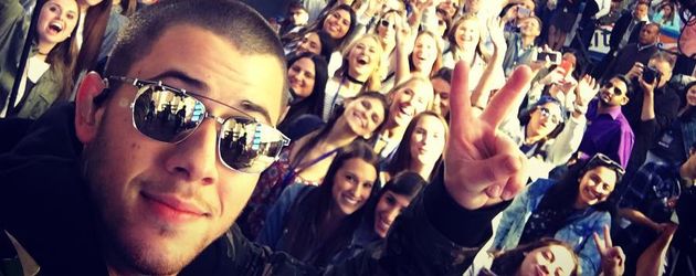 Nick Jonas wird nach der einem Auftritt in der "Today Show" von Fans gefeiert Nick Jonas wird nach der einem Auftritt in der "Today Show" von Fans gefeiert