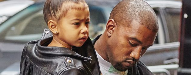 North West und ihr Papa Kanye West auf dem Weg zum Broadway-Musical "The Lion King" North West und ihr Papa Kanye West auf dem Weg zum Broadway-Musical "The Lion King"