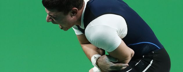 Olympia-Gewichtheber Andranik Karapetyan mit Schmerzen Olympia-Gewichtheber Andranik Karapetyan mit Schmerzen