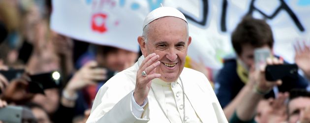 Papst Franziskus I. inmitten von Gläubigen Papst Franziskus I. inmitten von Gläubigen